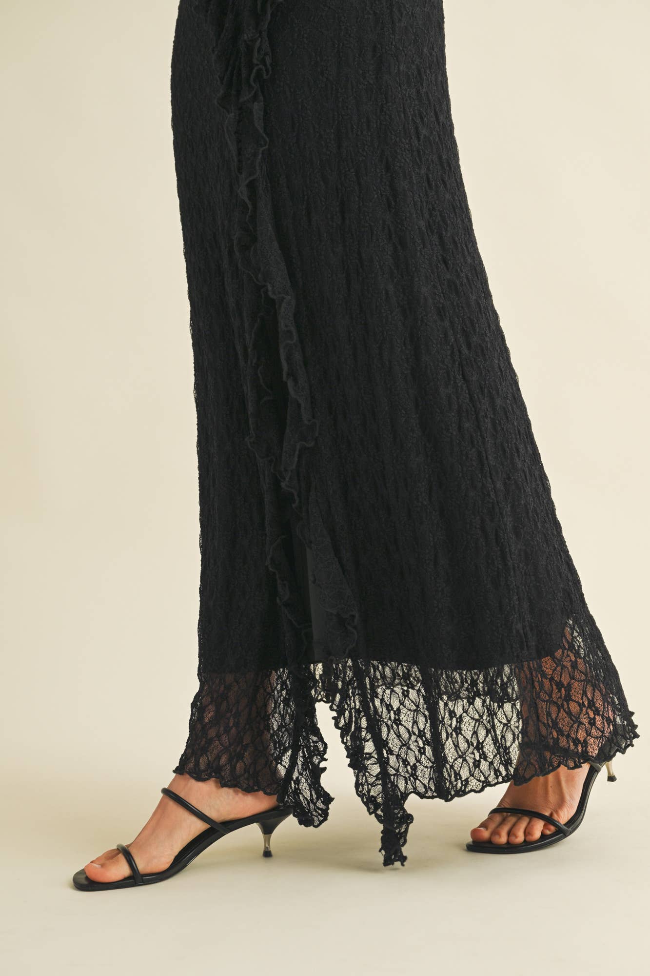 RUFFLE LACE STRAP FRONT SLIT DRESS: Black / S24964