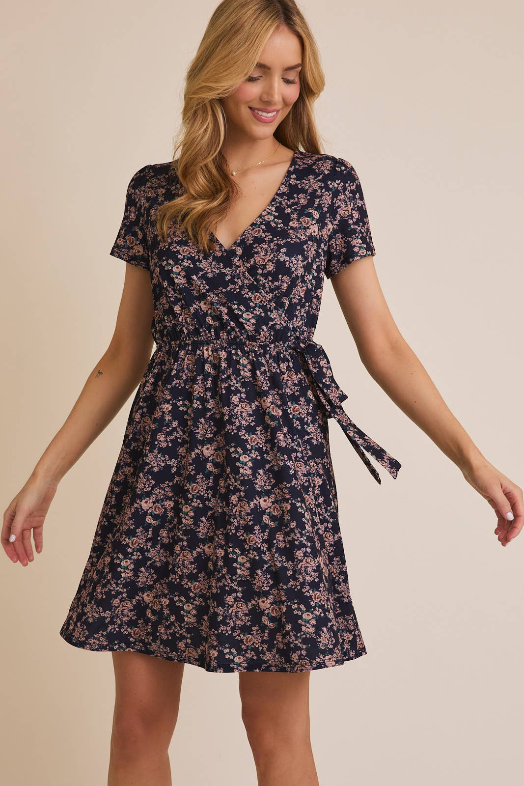SHORT SLEEVE FAUX WRAP DRESS: NAVY-TAUPE DITSY / D16922-2