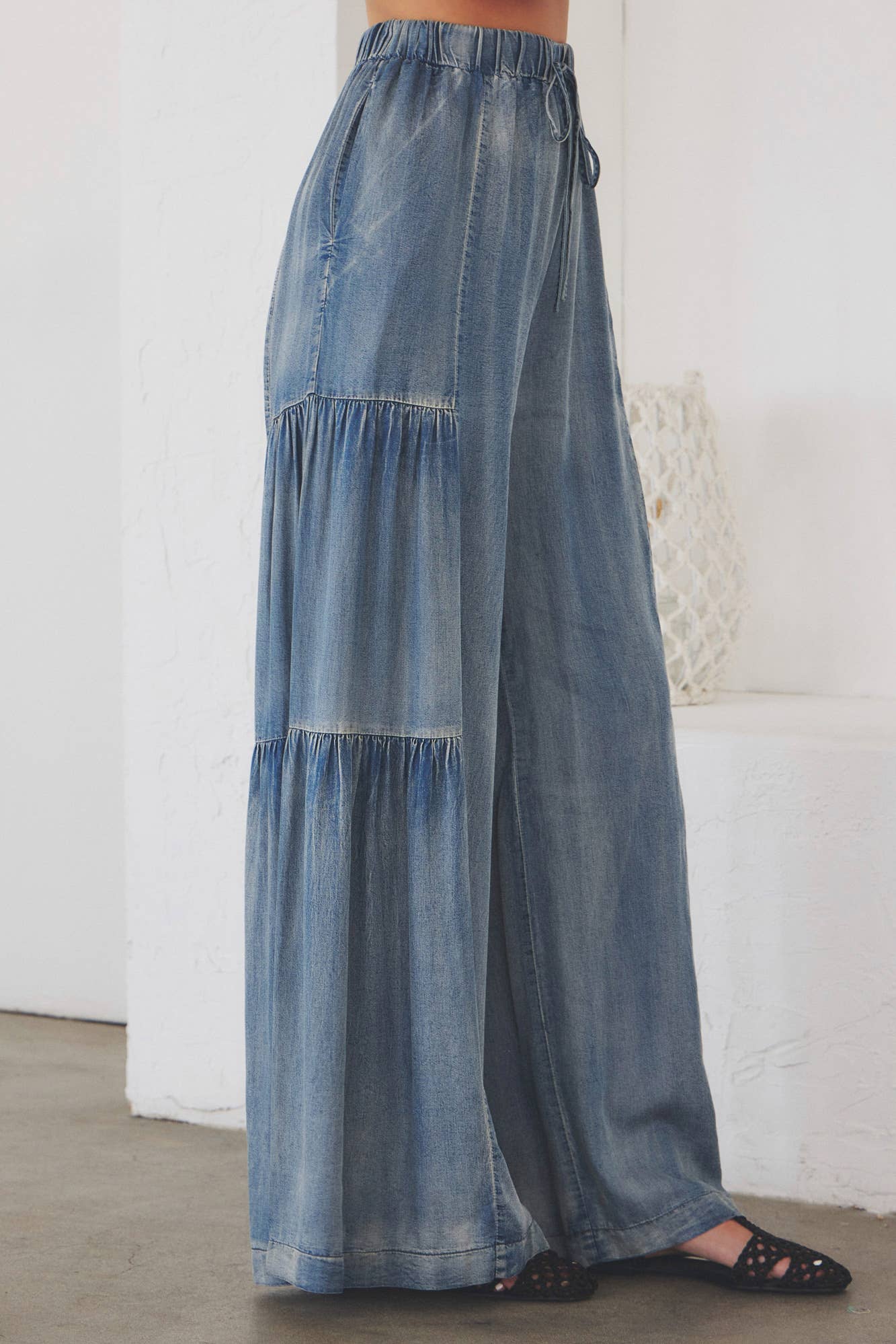 RUFFLED SIDE WASHED DENIM WIDE PANTS: WASHED DENIM / DS0417