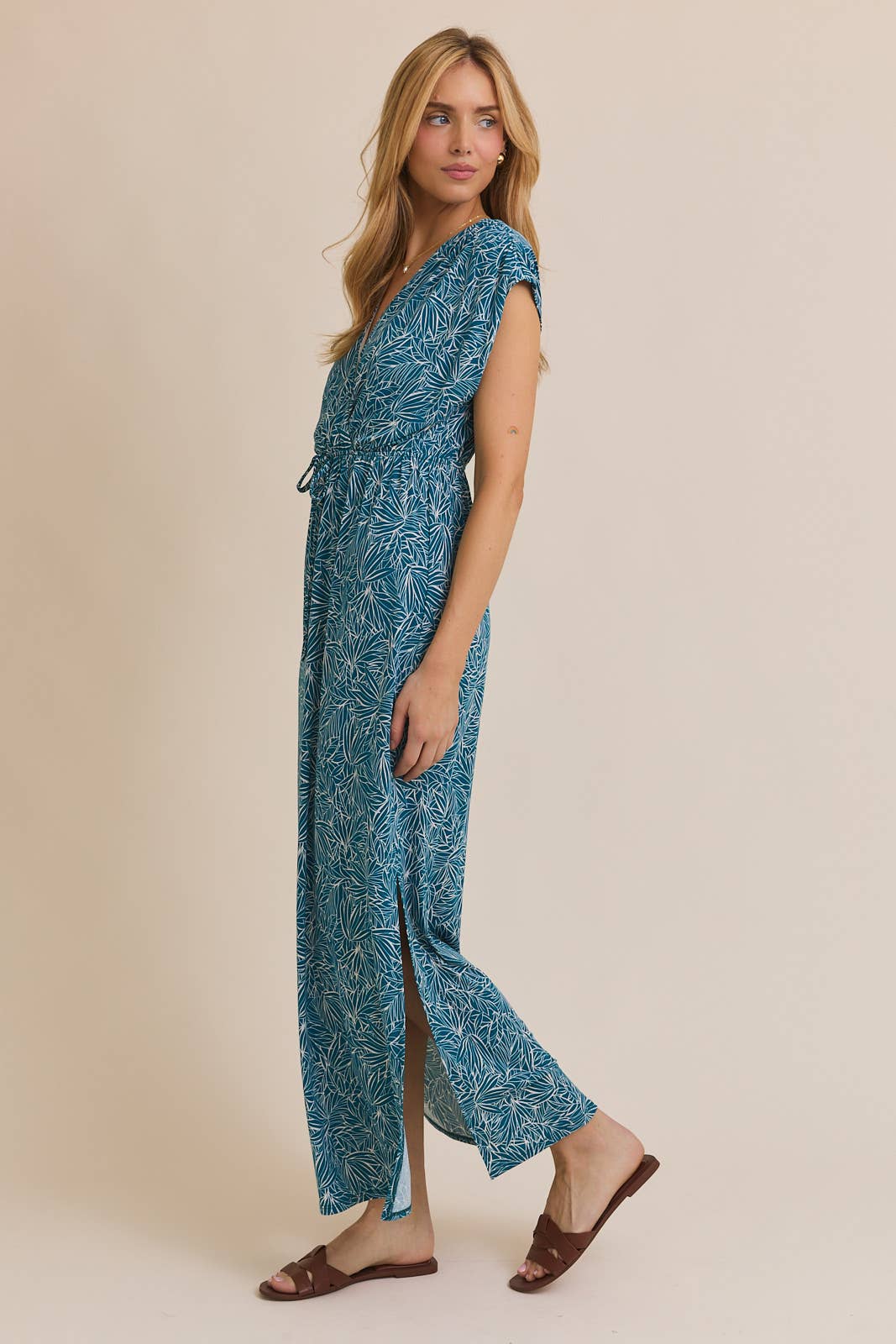 V-NECK SHORT SLEEVE WAIST TIE TROPICAL PRINT DRESS: TEAL-WHITE TROPICAL / D19903