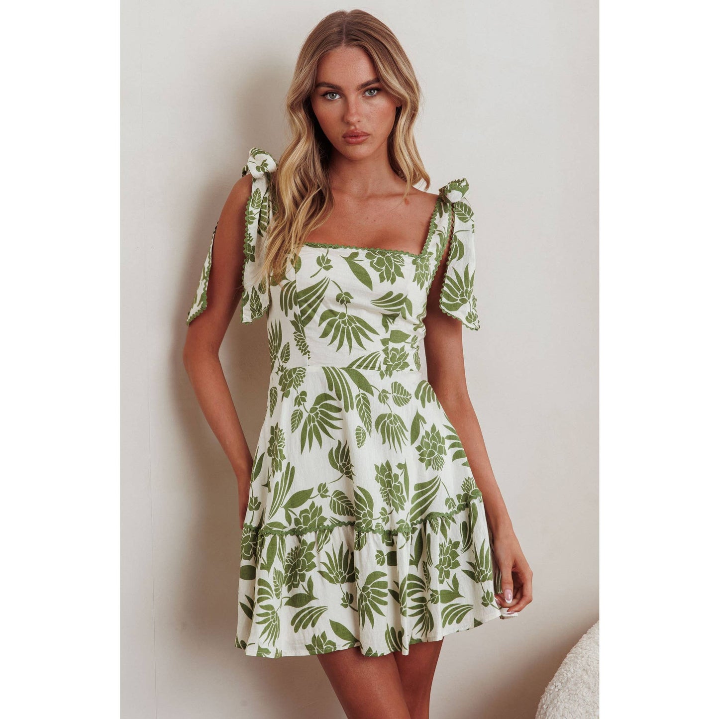 SHOULDER STRAP TIED MINI DRESS: BEIGE / SR1313D