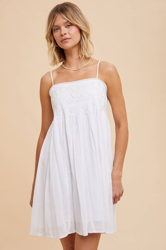 ILD5675 EYELET BABYDOLL MINI DRESS: OFF-WHITE