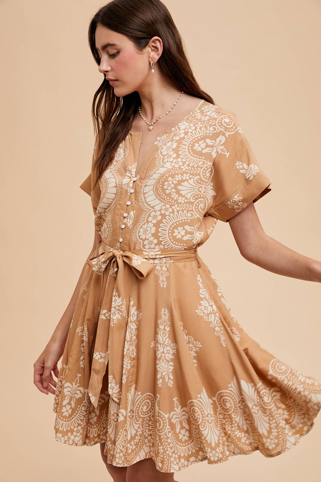 BORDER PRINT FLARED MINI DRESS: NATURAL SAND / ILD6336
