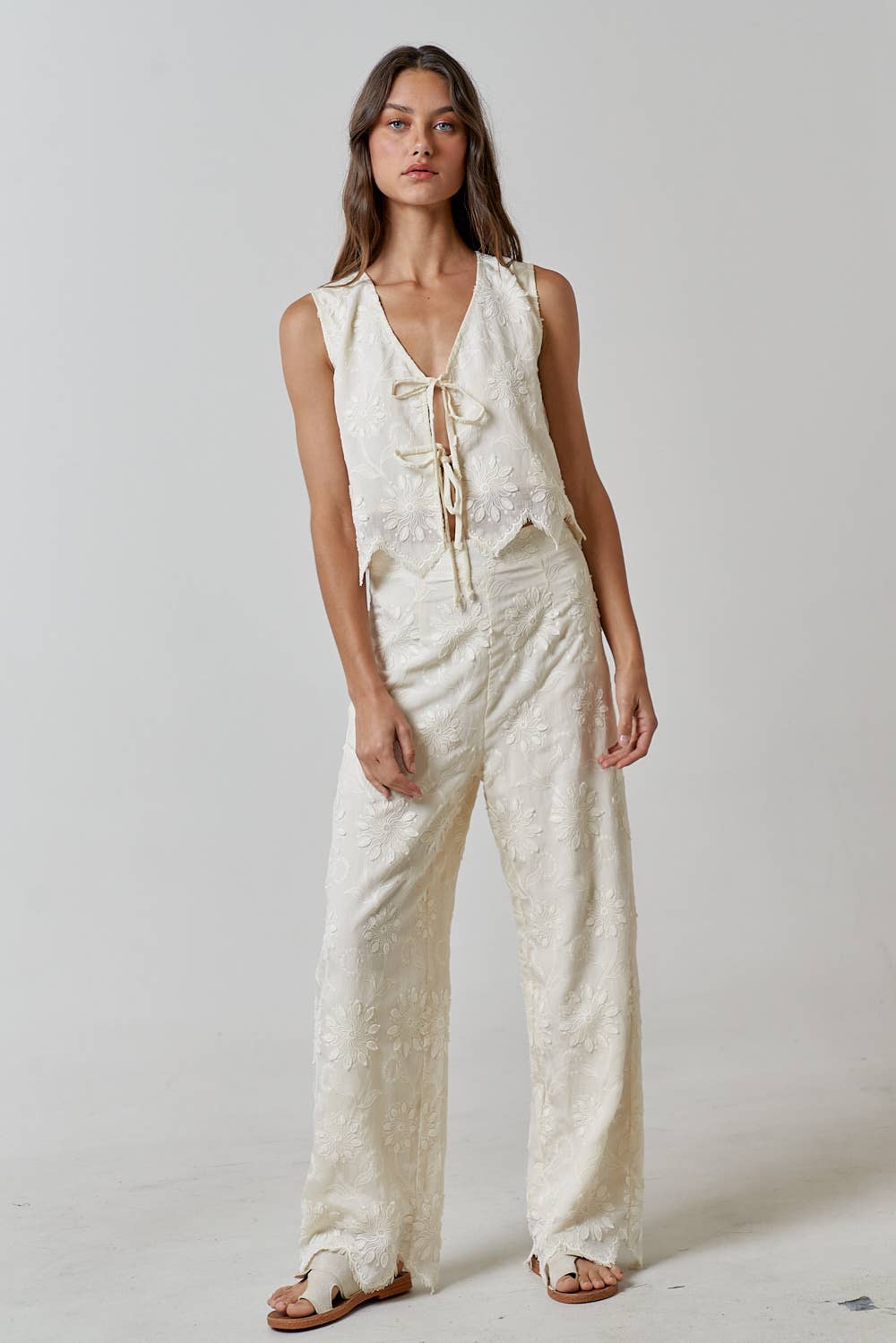 ILT3632 FLORAL EMBROIDERY FRONT TIE SLEEVELESS TOP: NATURAL