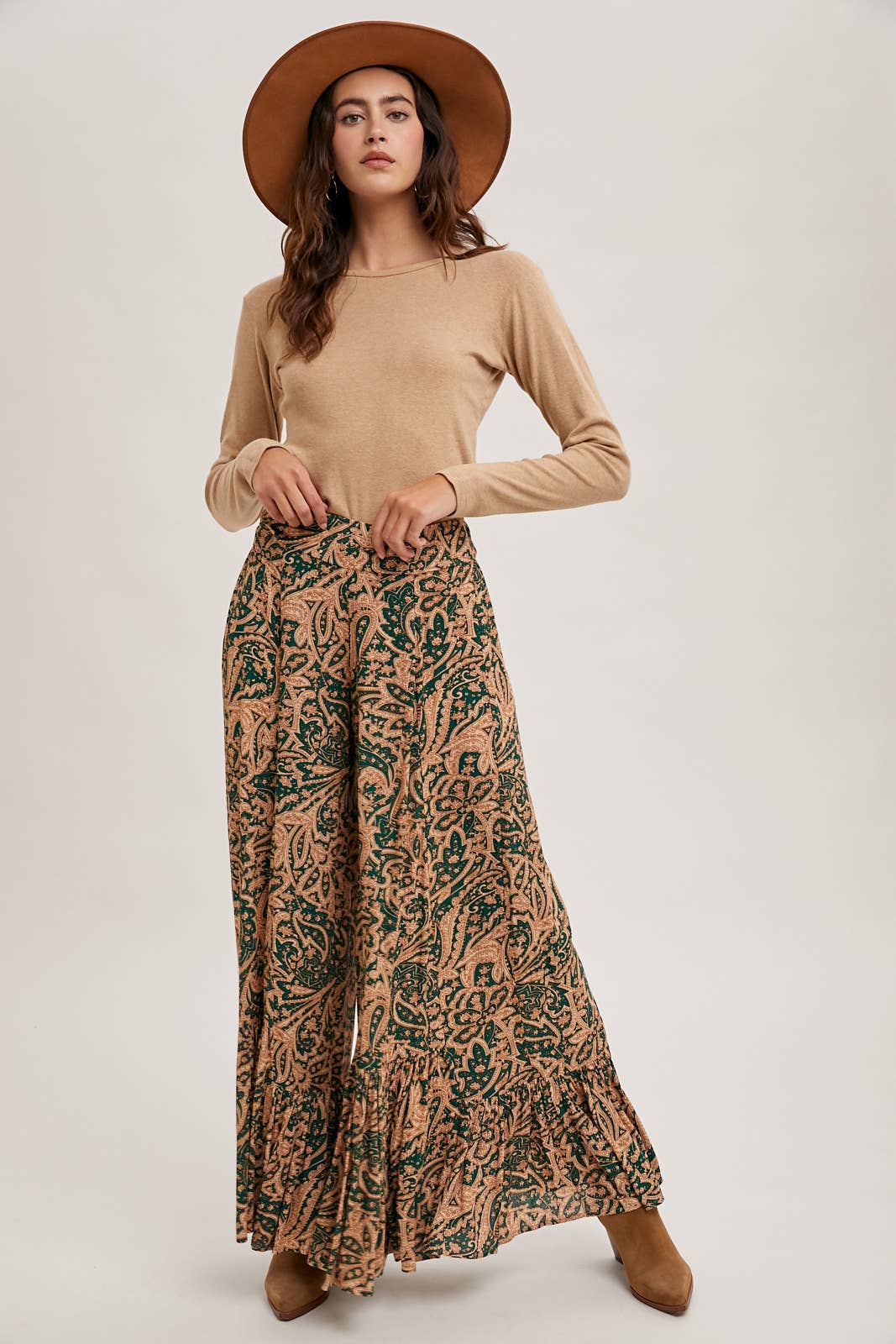 PAISLEY PRINT WIDE RUFFLED PANTS: Black / B02250