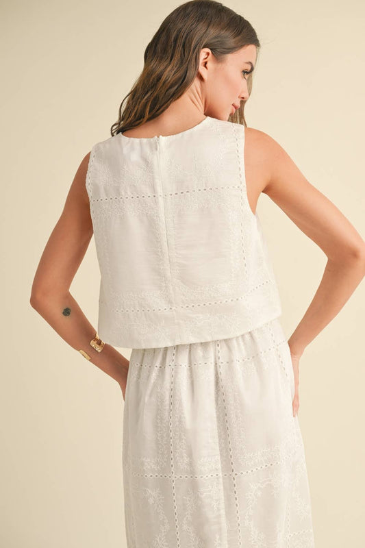 T4844ST   EYELET DETAIL SLEEVELESS TOP: WHITE