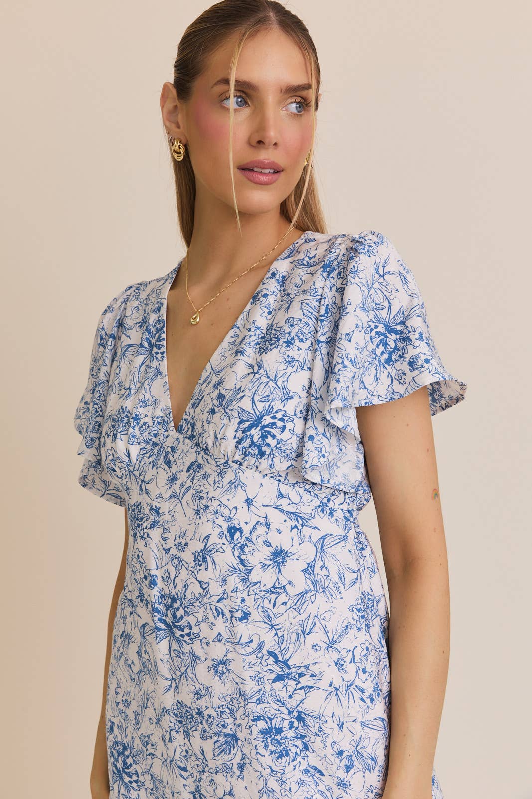 V-NECK RUFFLE SHORT SLEEVE BACK TIE FLORAL PRINT DRESS: CREAM-BLUE FLORAL / AD6040