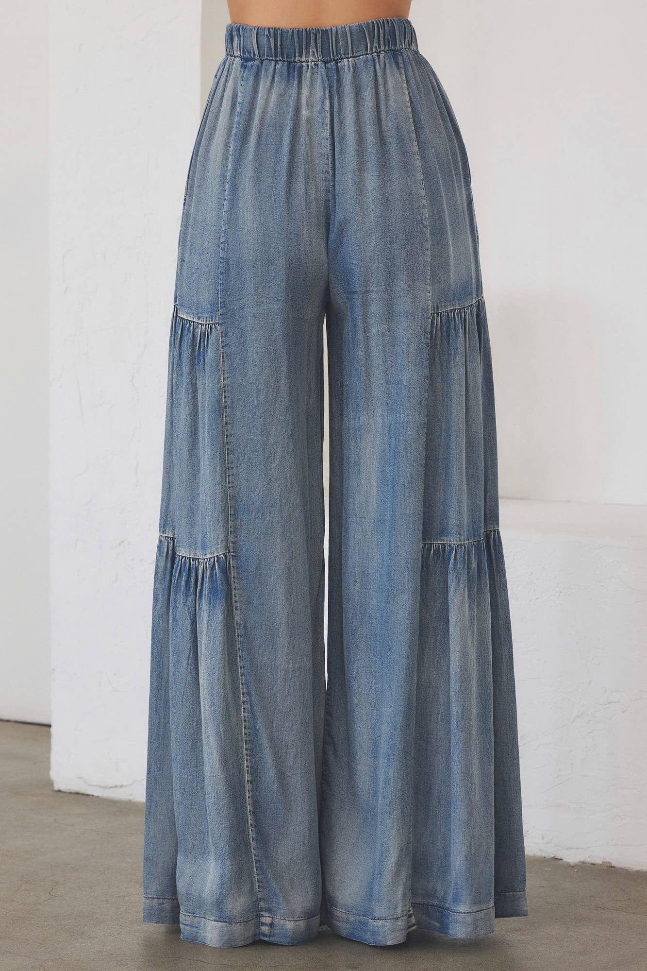 RUFFLED SIDE WASHED DENIM WIDE PANTS: WASHED DENIM / DS0417