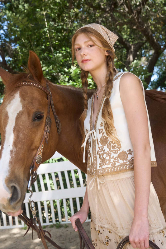 EMBROIDERY DETAIL FRONT TIE SLEEVELESS VEST: ECRU B5SJ1011