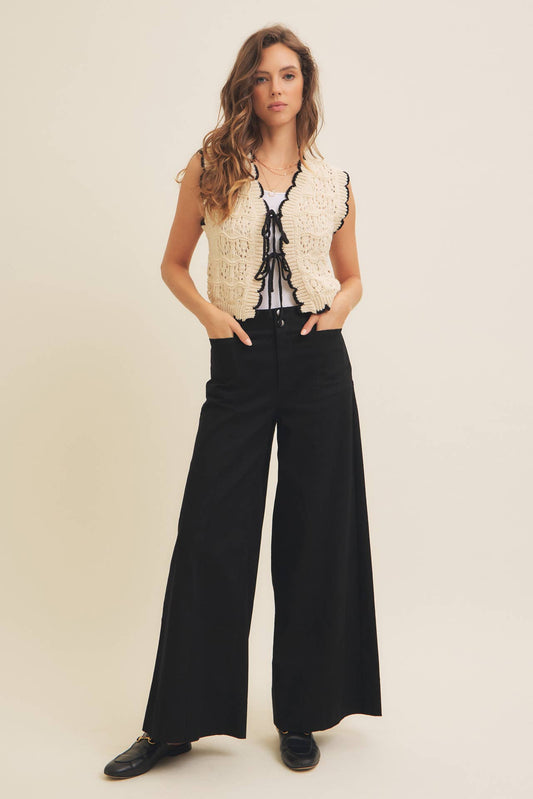 CROCHET SWEATER VEST WITH SCALLOP AND BOW DETAILS: NATURAL/BLACK / 1719SW