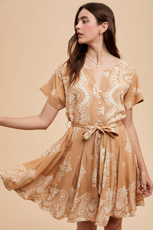 BORDER PRINT FLARED MINI DRESS: NATURAL SAND / ILD6336