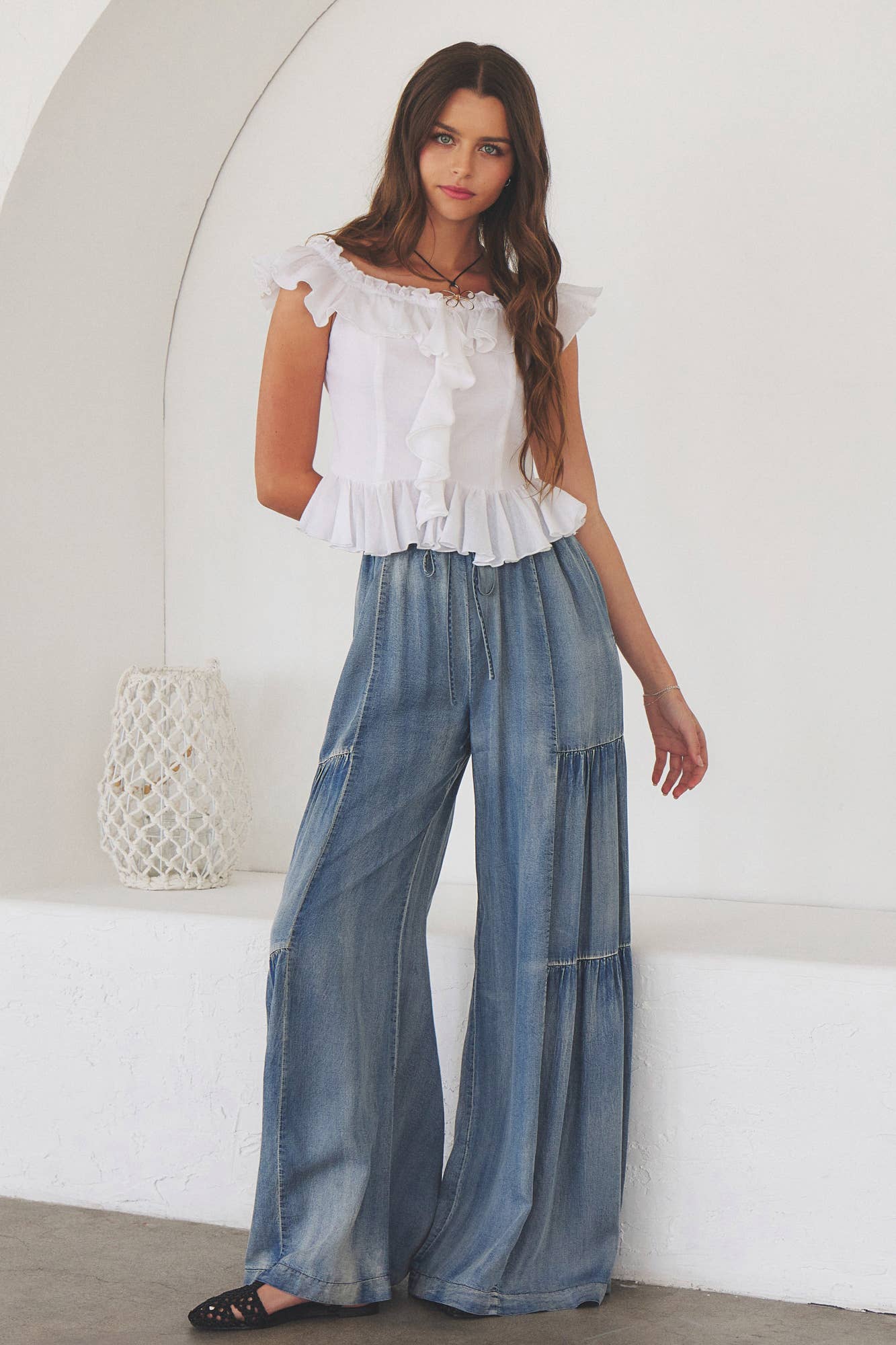 RUFFLED SIDE WASHED DENIM WIDE PANTS: WASHED DENIM / DS0417