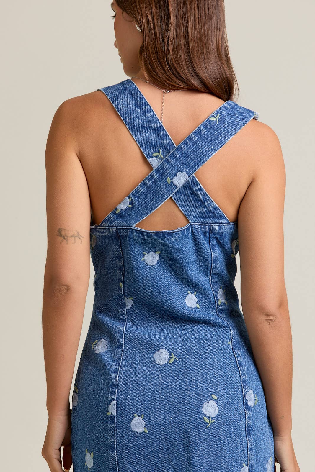 SLEEVELESS V-NECK ROSE EMBROIDERY DENIM DRESS: DENIM BLUE FLORAL / ID5691