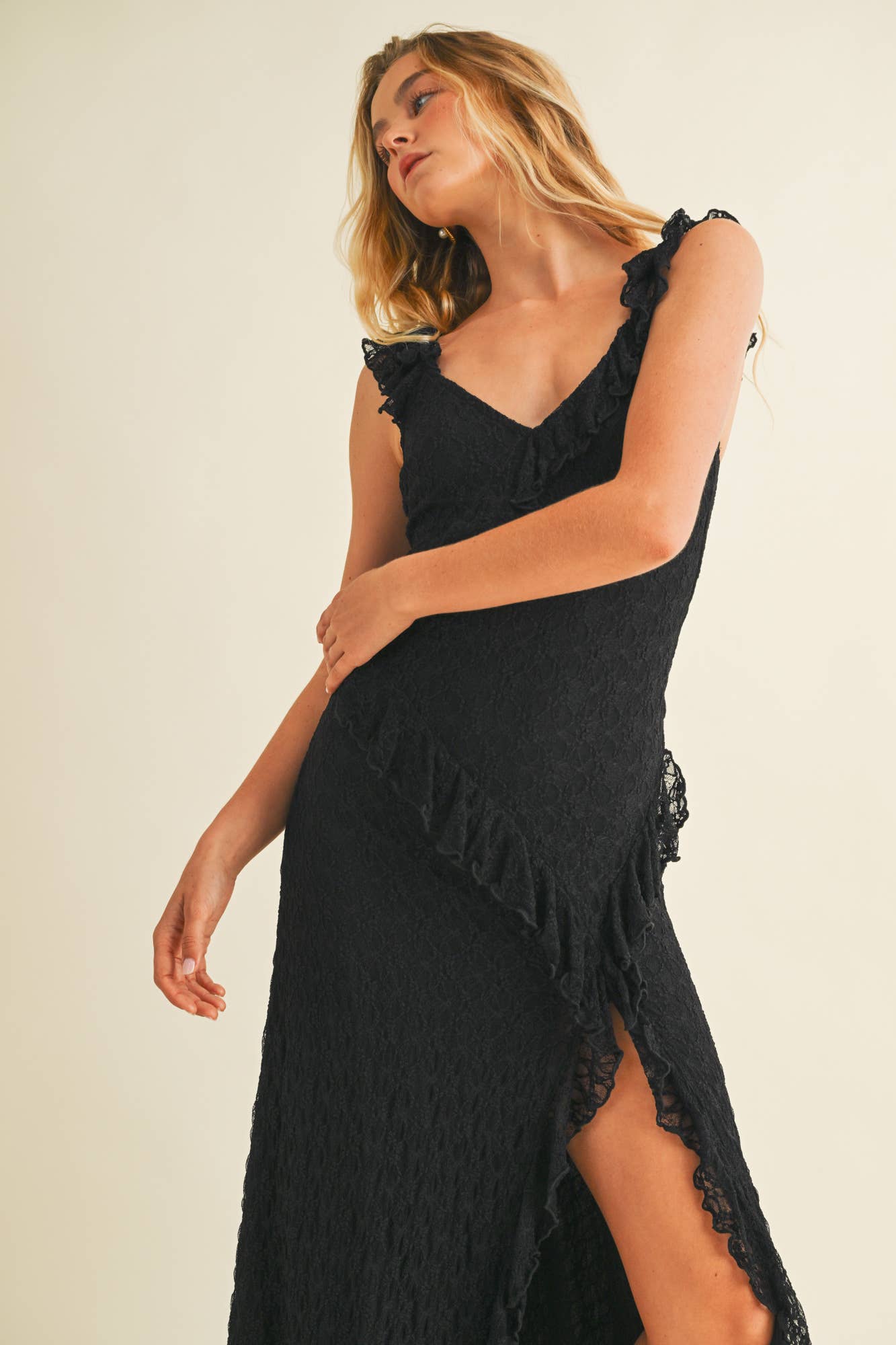 RUFFLE LACE STRAP FRONT SLIT DRESS: Black / S24964