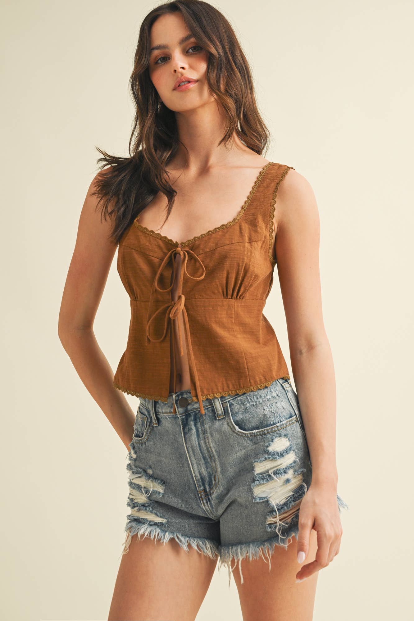 SCALLOP TRIM EDGE TIE FRONT SLEEVELESS TOP: GINGER / S24275