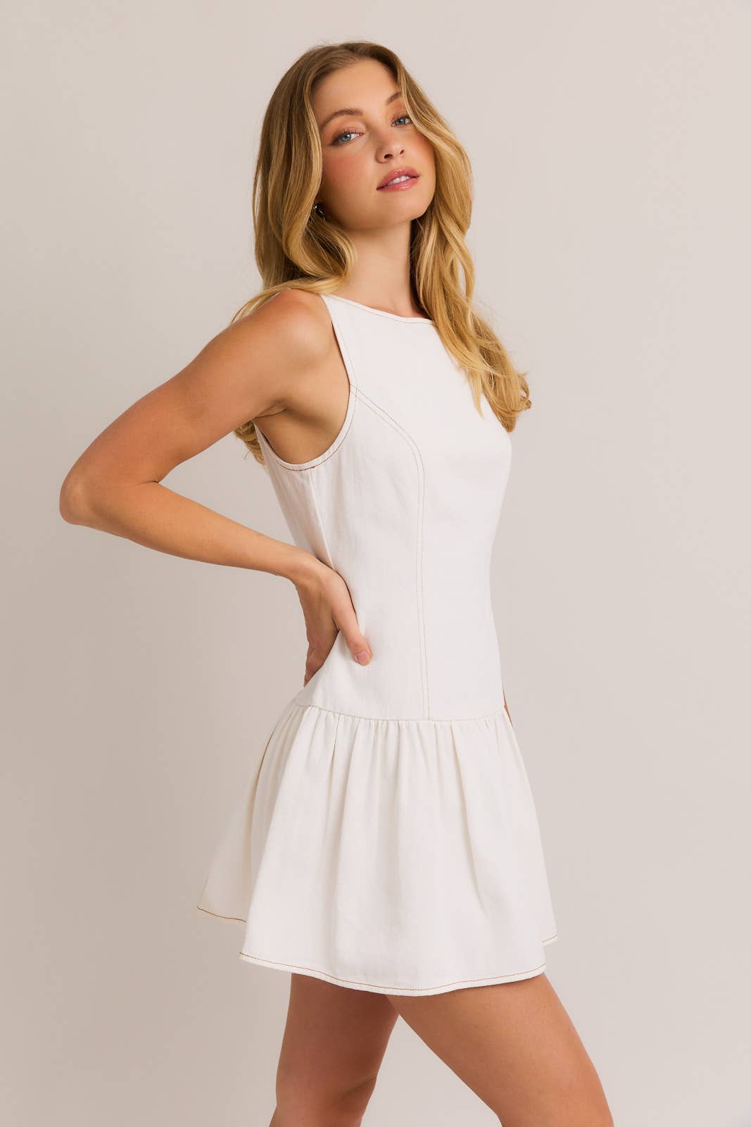 BOAT NECK SLEEVELESS LOW WAIST DENIM DRESS: WHITE DENIM / SD2297-3