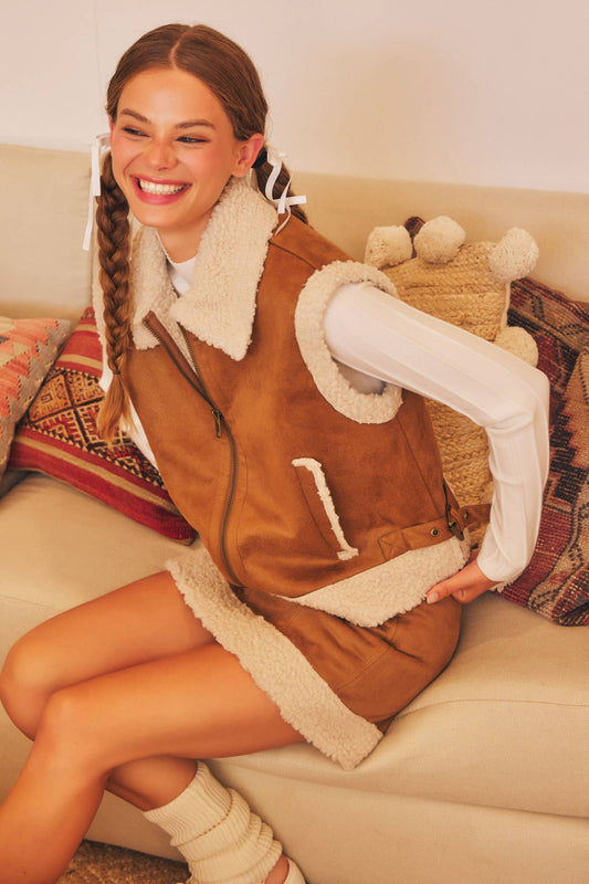 SIDE BUCKLE DETAILED SHEARING MUSTANG VEST: HICKORY BROWN / S23973