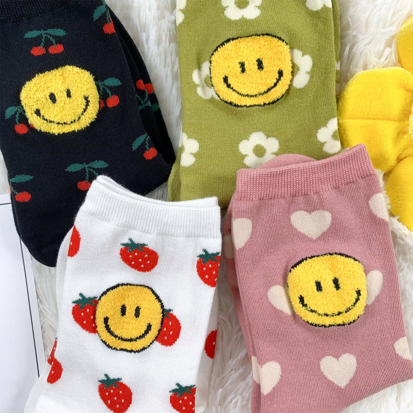 Women's Crew Kitsch Smile Socks: KW-C-251-4