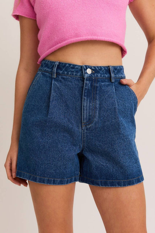 PLEATED DENIM SHORTS
: DENIM / SP2572