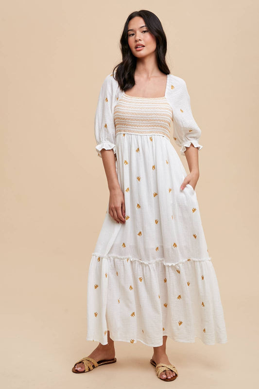 EMBROIDERED COTTON GAUZE SMOCKED DRESS: OFF WHITE / ILD5490