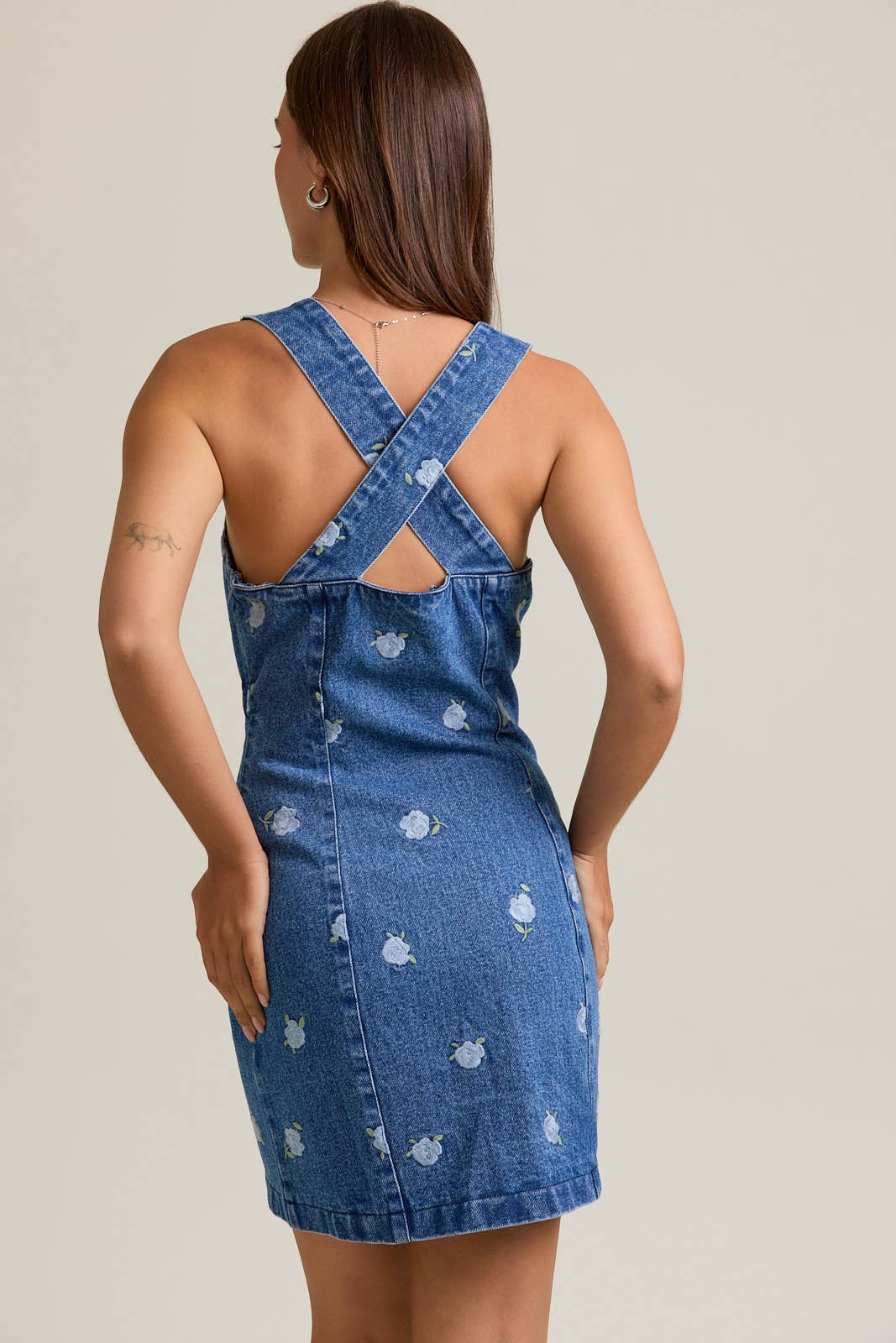 SLEEVELESS V-NECK ROSE EMBROIDERY DENIM DRESS: DENIM BLUE FLORAL / ID5691