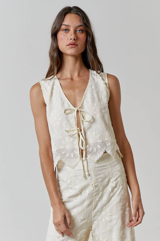 ILT3632 FLORAL EMBROIDERY FRONT TIE SLEEVELESS TOP: NATURAL