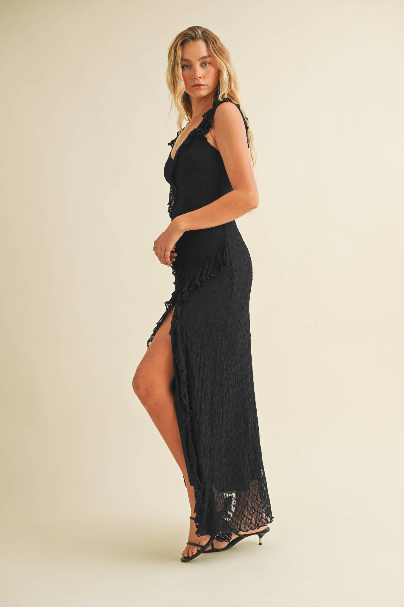 RUFFLE LACE STRAP FRONT SLIT DRESS: Black / S24964