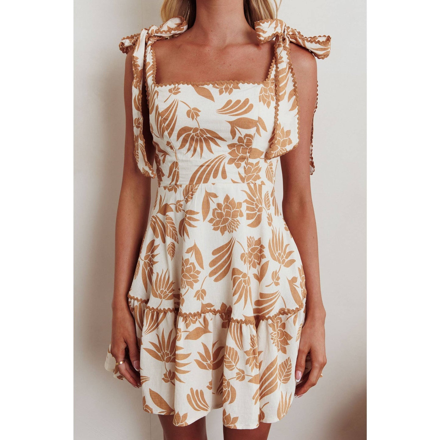 SHOULDER STRAP TIED MINI DRESS: BEIGE / SR1313D