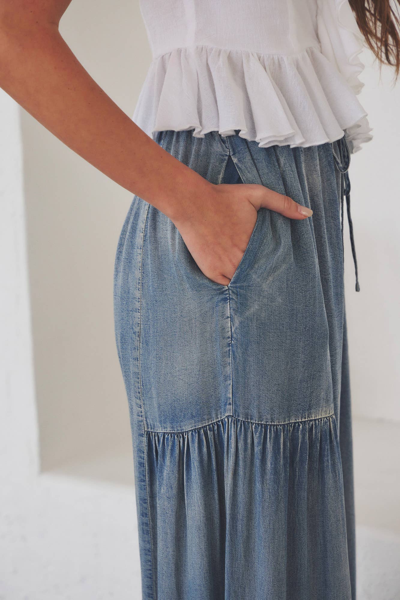 RUFFLED SIDE WASHED DENIM WIDE PANTS: WASHED DENIM / DS0417
