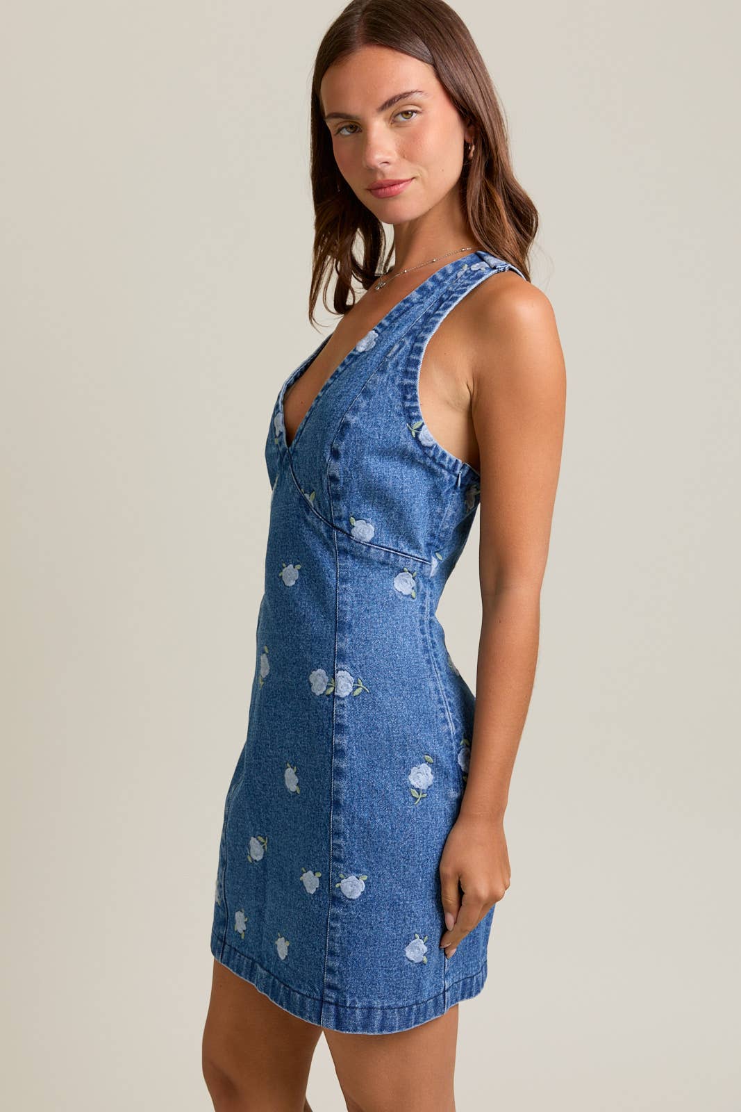 SLEEVELESS V-NECK ROSE EMBROIDERY DENIM DRESS: DENIM BLUE FLORAL / ID5691