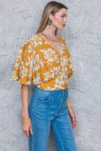 Load image into Gallery viewer, A printed woven top - IT12504
