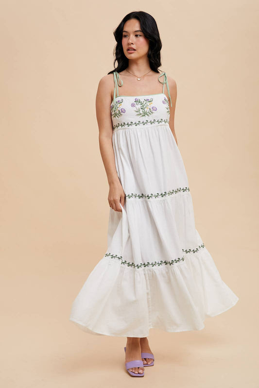 EMBROIDERED TIERED MAXI DRESS: Off-White / ILD6175