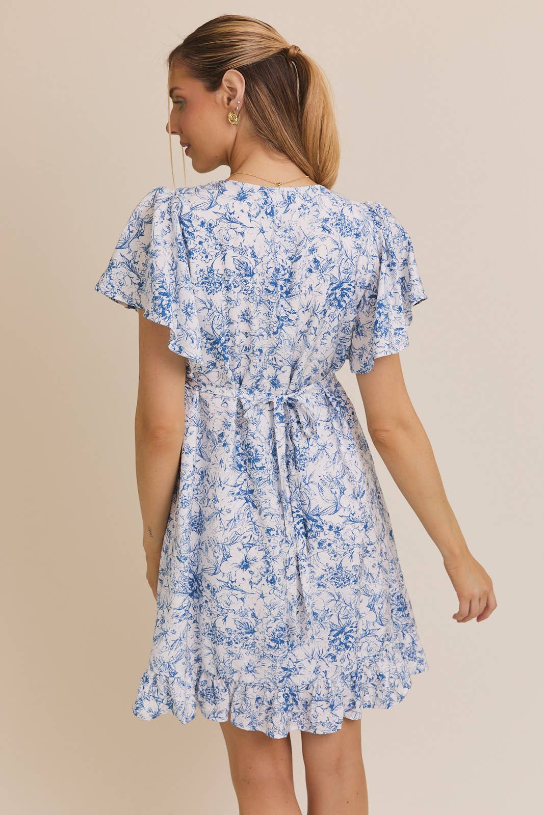V-NECK RUFFLE SHORT SLEEVE BACK TIE FLORAL PRINT DRESS: CREAM-BLUE FLORAL / AD6040