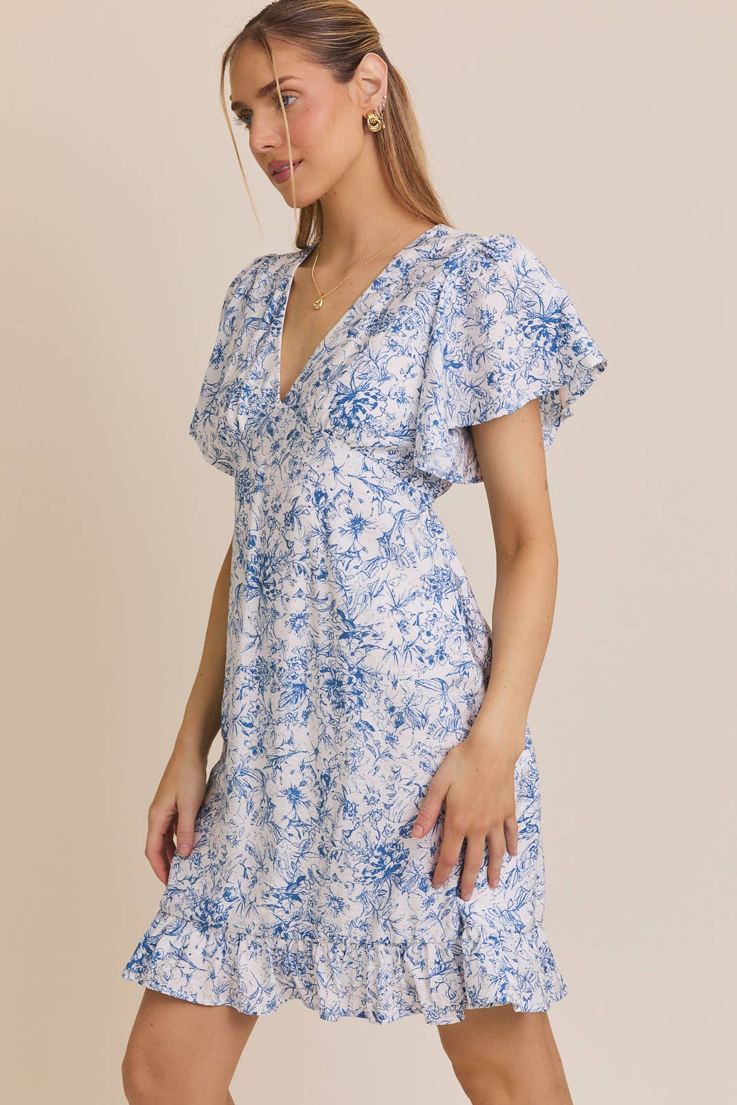 V-NECK RUFFLE SHORT SLEEVE BACK TIE FLORAL PRINT DRESS: CREAM-BLUE FLORAL / AD6040