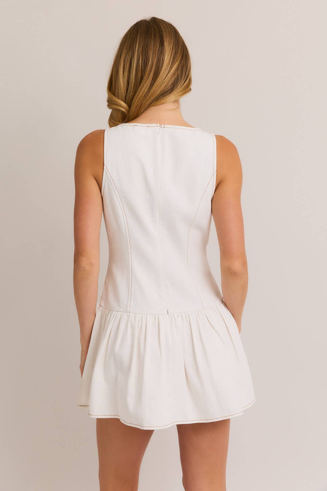 BOAT NECK SLEEVELESS LOW WAIST DENIM DRESS: WHITE DENIM / SD2297-3